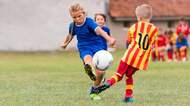 Más mujeres deberían ser entrenadoras de deportes para niños varones