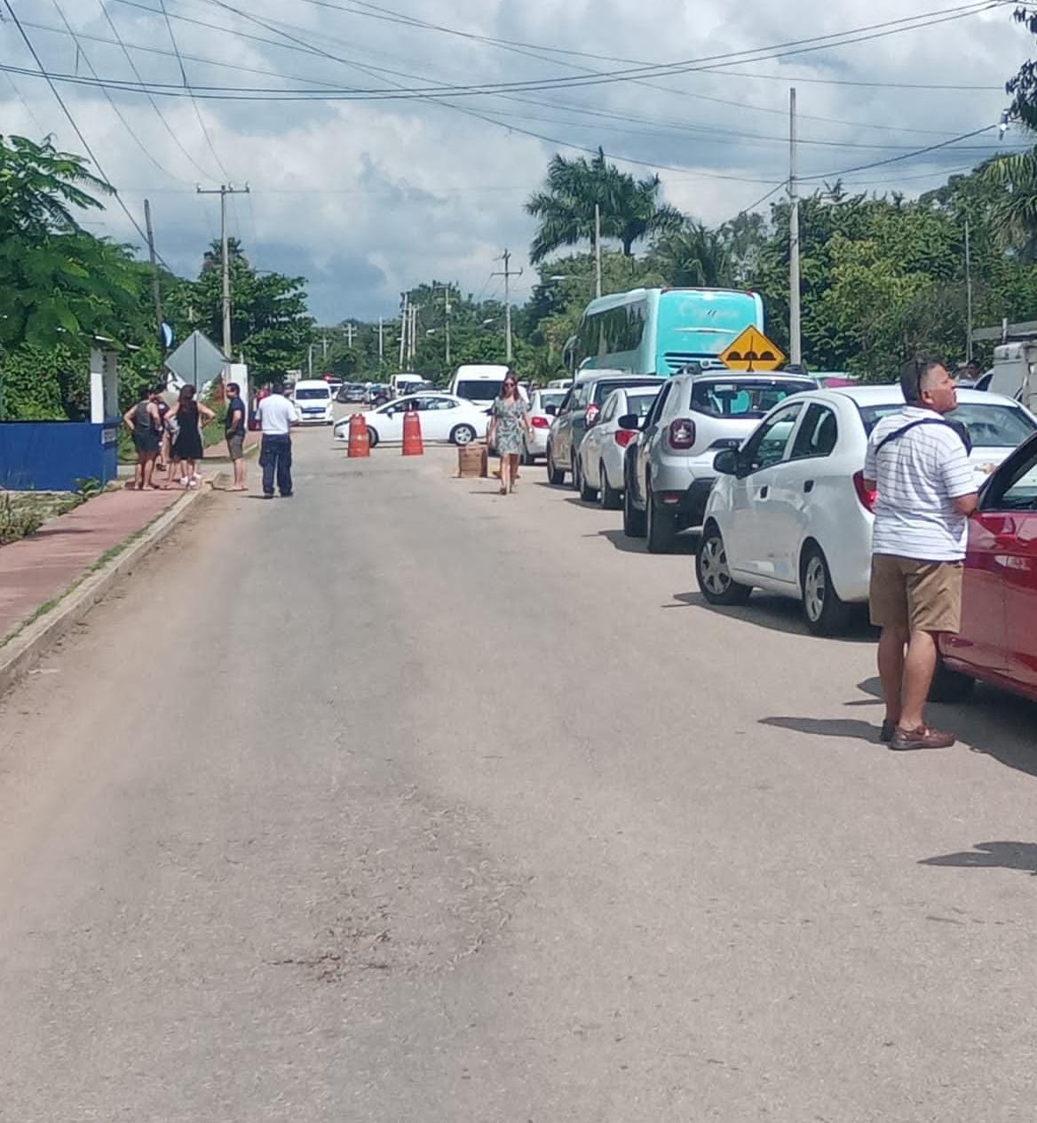 Bloqueo deja a turistas varados en la terminal de ADO en Cancún