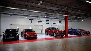 Tesla llama a revisión a casi 1.1 millones de vehículos por software de ventanilla