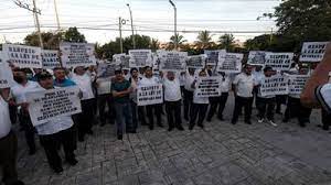 Taxistas de Cancún protestan contra el regreso de Uber