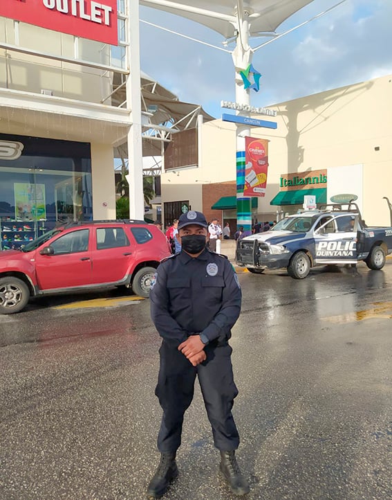 Refuerzan presencia policiaca en plazas de Cancún por Buen Fin