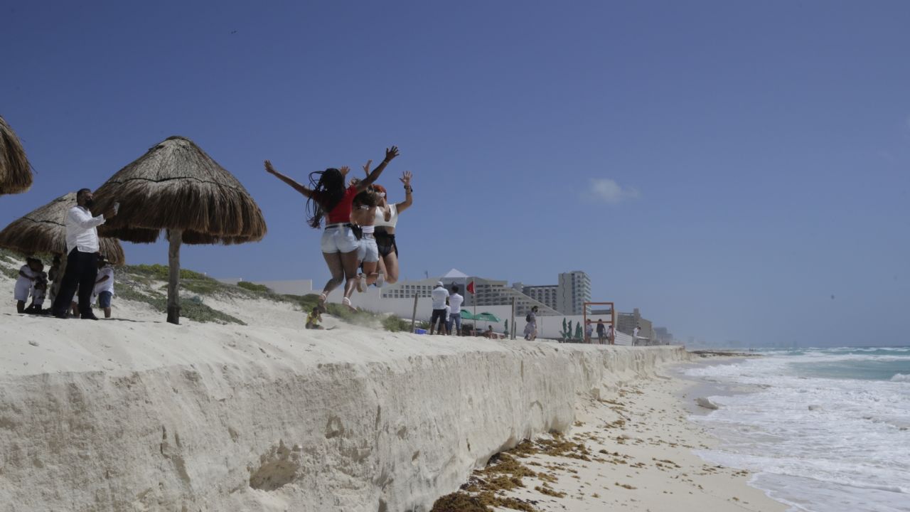 Trabajo permanente para mejorar instalaciones e imagen de playas en cancún