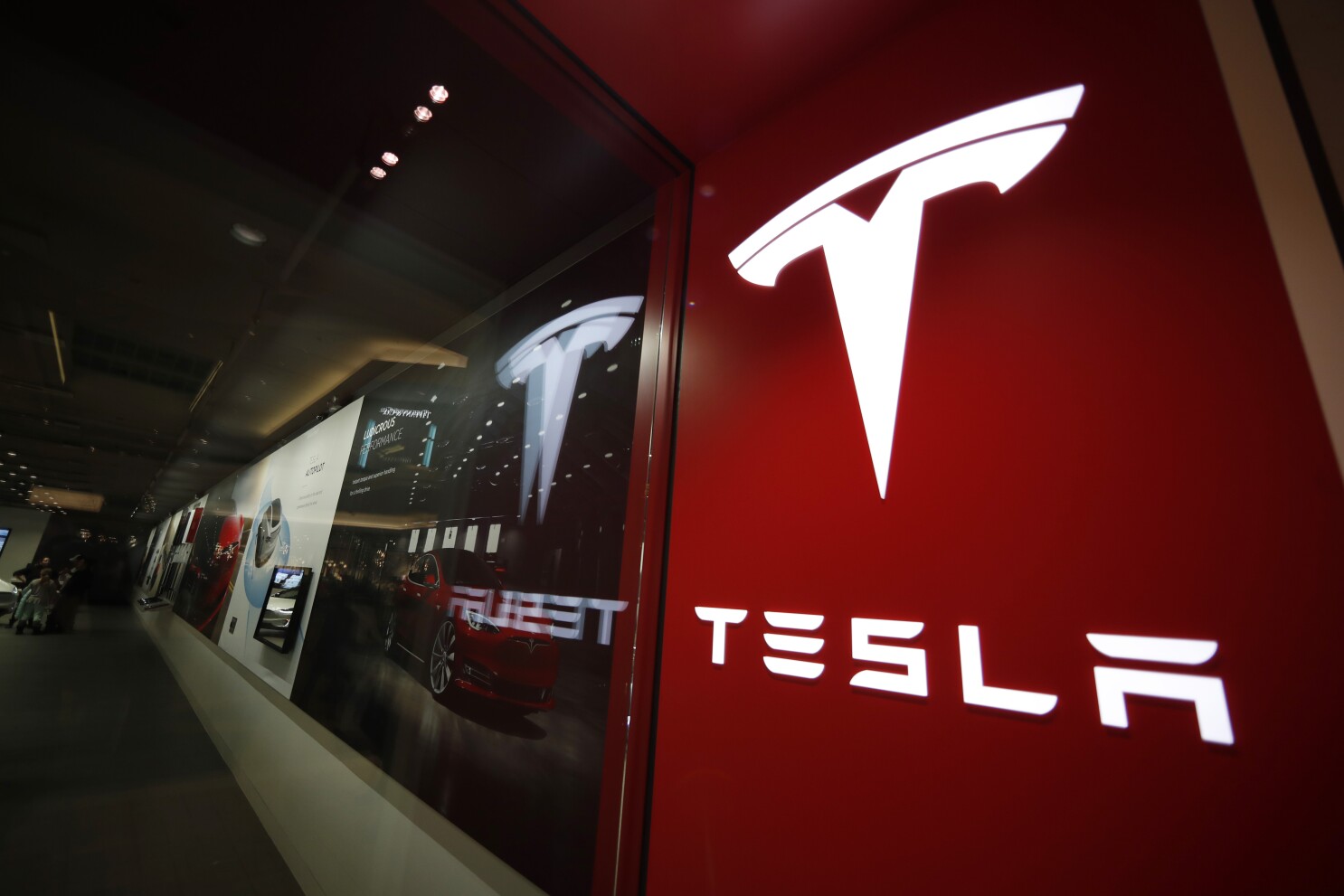 Accionistas de Tesla avalan dividir los títulos de la compañía