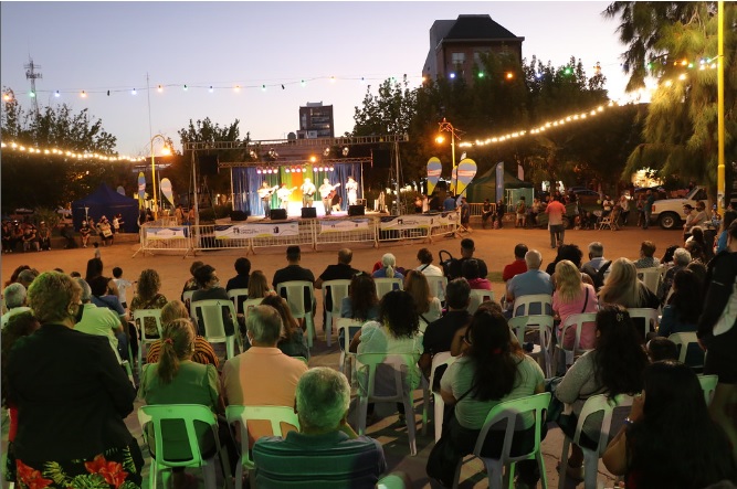 La Feria de emprendedores y artesanos suma espectáculos en Plaza San Martín