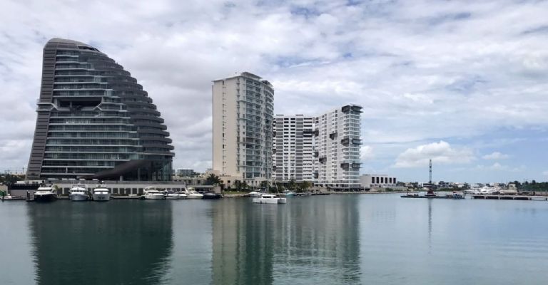 Constructora desmiente desplazamiento de Shark Tower en Puerto Cancún