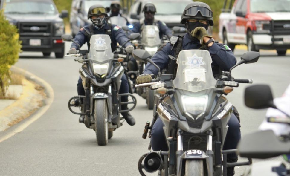 Con uso de herramientas tecnológicas, detectan auto robado y un arma en Arco Repuve; hay dos detenidos