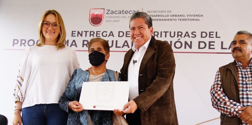 Entrega Gobernador David Monreal Ávila escrituras a familias de Pánuco